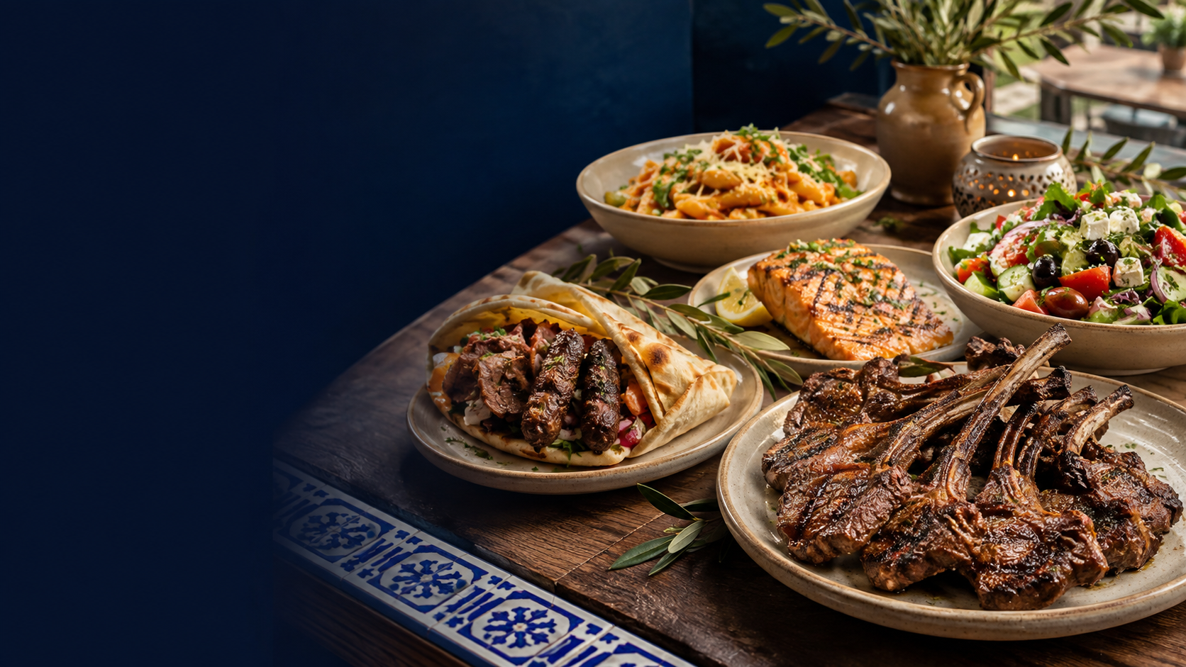 Costillas de cordero, salmón, pita, pasta y ensalada mediterránea